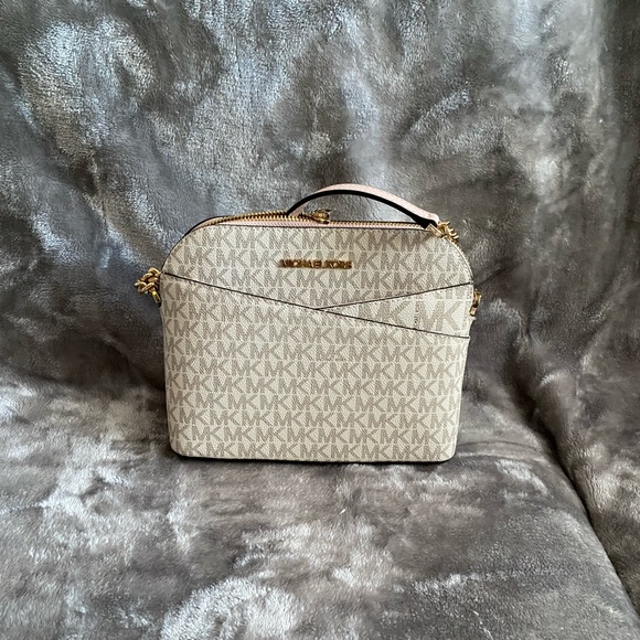 Jet Set Travel Medium Logo Dome Crossbody Bag - Picture 2 of 4